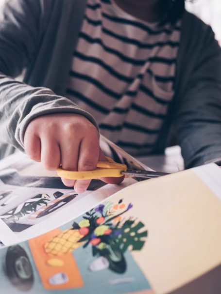 „Kreative Projekte mit Farben, Schere & Papier – hier können Kinder ihre Ideen ausleben.“